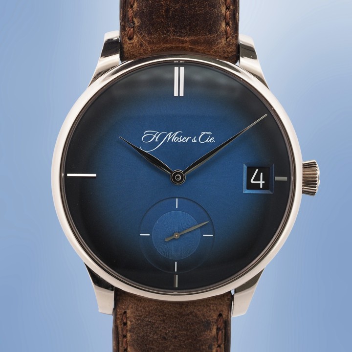H. Moser & Cie -  Venturer Big Date Or Blanc Remontage Manuel " Purity Funky" Blue Fumé Dial Full Set Circa 2018 Réf. 2100-0203
