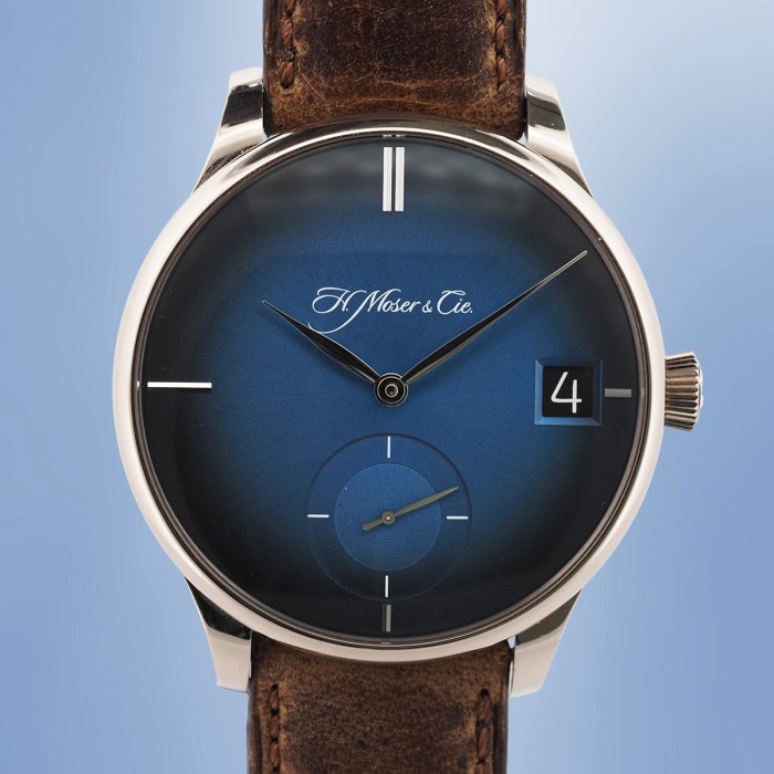 H. Moser & Cie -  Venturer Big Date Or Blanc Remontage Manuel " Purity Funky" Blue Fumé Dial Full Set Circa 2018 Réf. 2100-0203