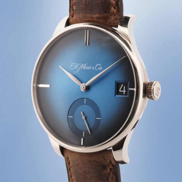 H. Moser & Cie -  Venturer Big Date Or Blanc Remontage Manuel " Purity Funky" Blue Fumé Dial Full Set Circa 2018 Réf. 2100-0203