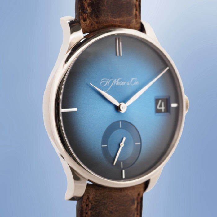 H. Moser & Cie -  Venturer Big Date Or Blanc Remontage Manuel " Purity Funky" Blue Fumé Dial Full Set Circa 2018 Réf. 2100-0203
