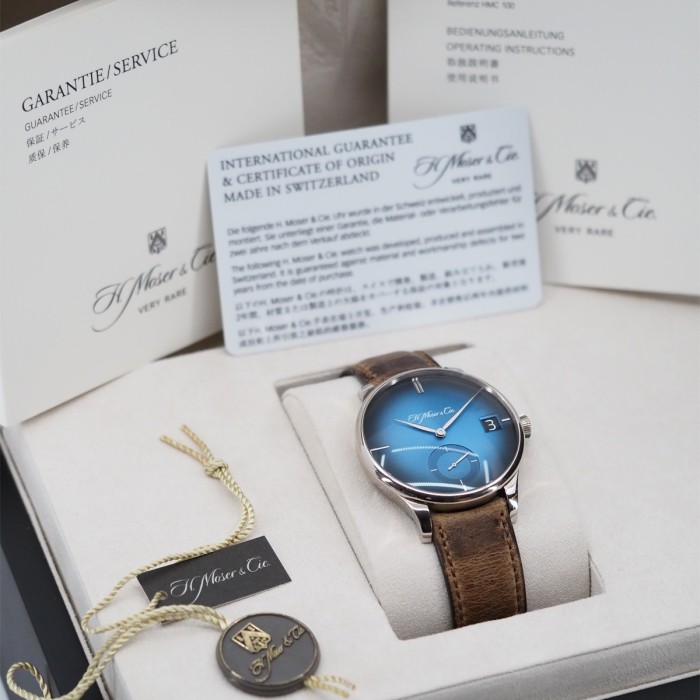 H. Moser & Cie -  Venturer Big Date Or Blanc Remontage Manuel " Purity Funky" Blue Fumé Dial Full Set Circa 2018 Réf. 2100-0203