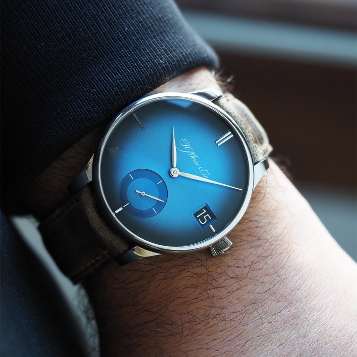 H. Moser & Cie -  Venturer Big Date Or Blanc Remontage Manuel " Purity Funky" Blue Fumé Dial Full Set Circa 2018 Réf. 2100-0203