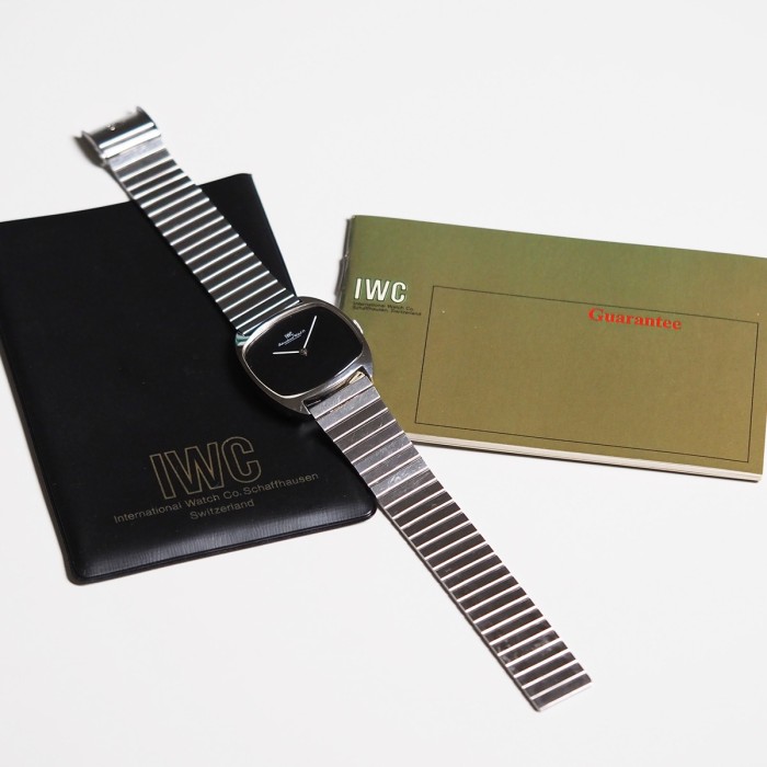 IWC - Vintage Tonneau Cadran Noir Laqué Circa 1973 Réf. 2581