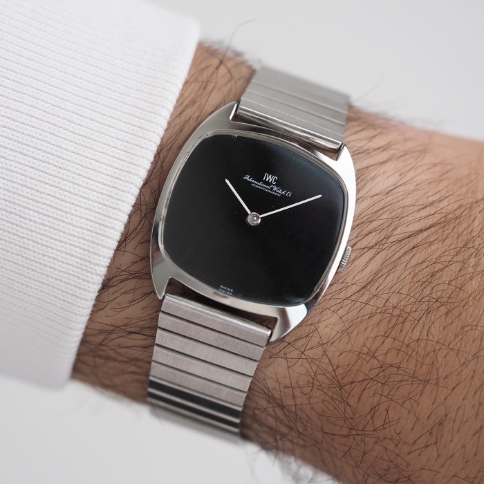 IWC - Vintage Tonneau Cadran Noir Laqué Circa 1973 Réf. 2581