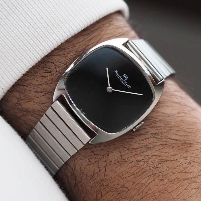 IWC - Vintage Tonneau Cadran Noir Laqué Circa 1973 Réf. 2581