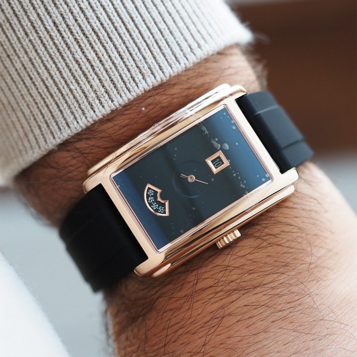 Omnis -  Initiale Sport Heure Sautante Doré Circa 2026 avec boîte