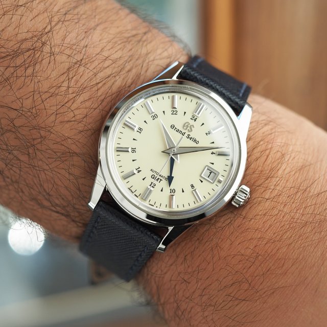Timeless proportions paired with a beautiful warm ivory dial and signature Zaratsu finishing 🇯🇵. This Grand Seiko is now…