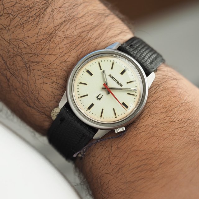 Note for this weekend: Enjoy this beautiful time capsule from 1971. This Bulova feels like it was just purchased yesterd…